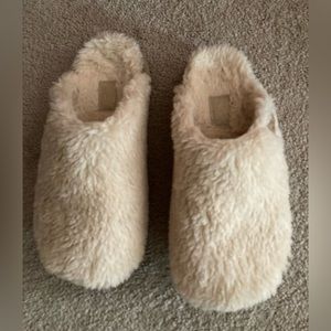 White fuzzy ugg slippers. Excellent condition. Worn 3 times! Size 6